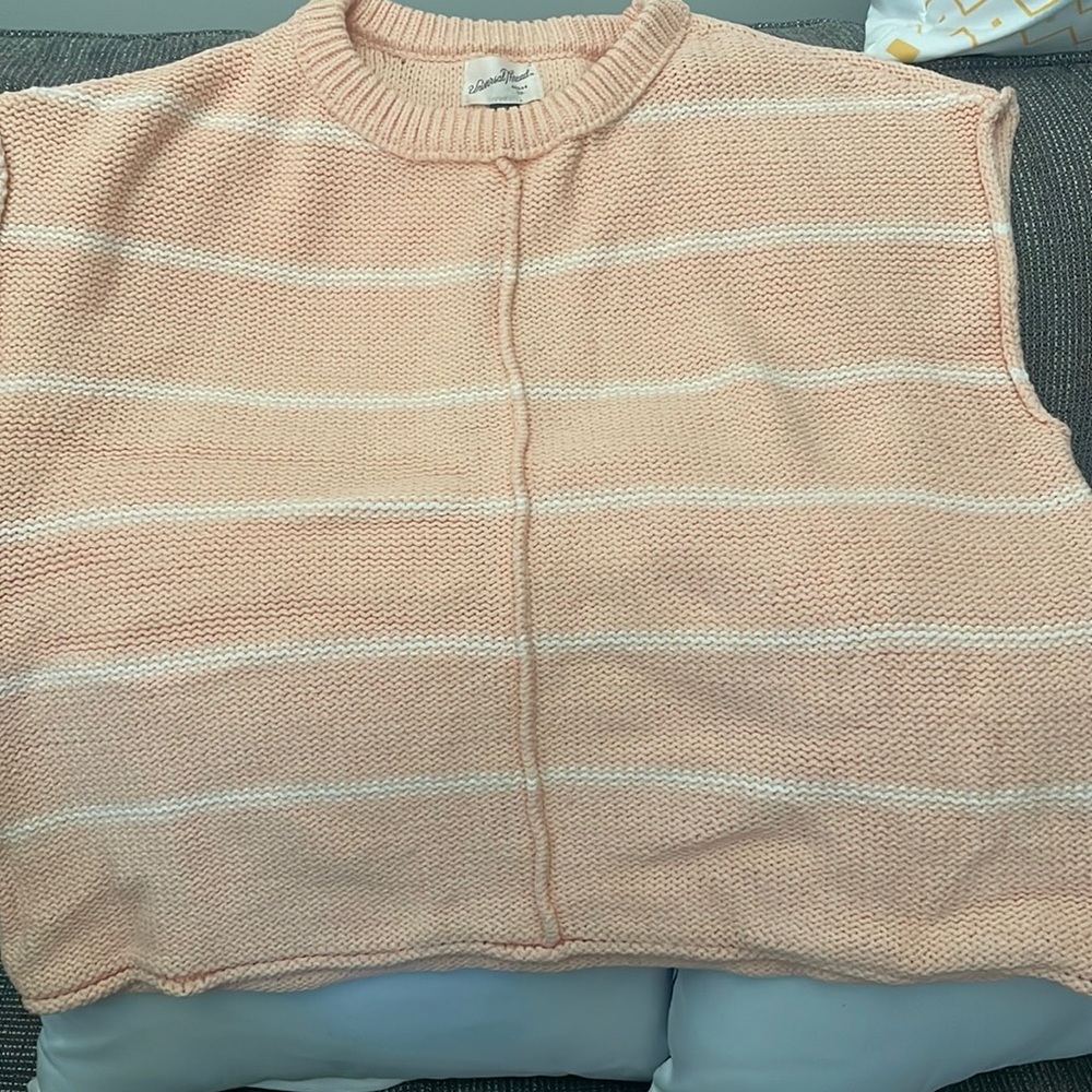 Medium size sleeveless sweater.
